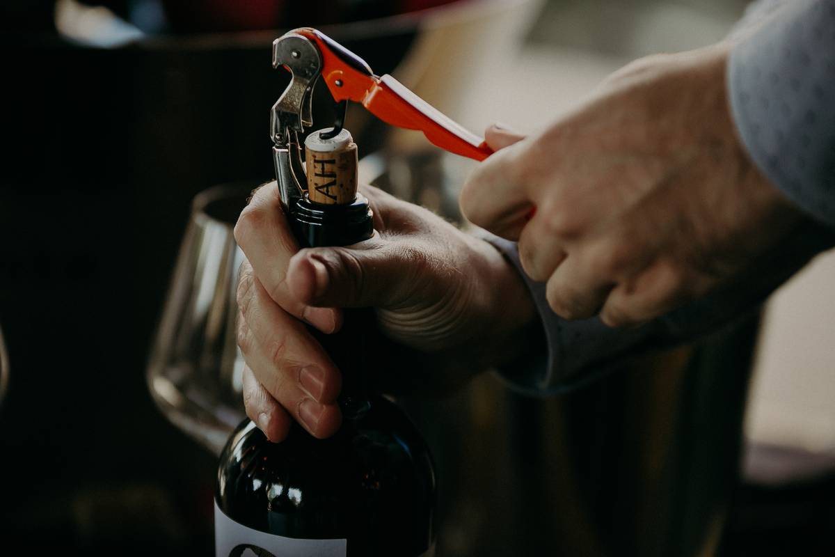 Osam načina kako otvoriti bocu vina ako pri ruci nemate otvarač