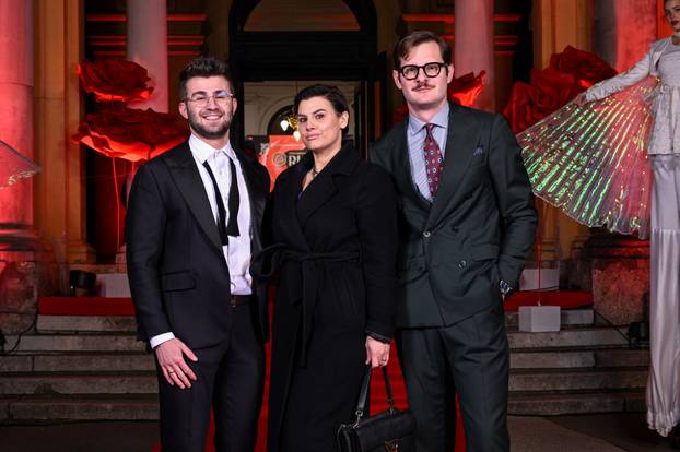 Zagreb: Dolazak uzvanika na dodjelu medijske nagrade "Večernjakova ruža" u Hrvatskom narodnom kazalištu