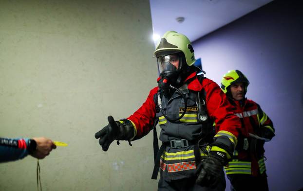 Zagreb: Vatrogasci pod punom opremom pretrčali 666 stepenica u humanitarne svrhe