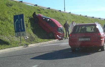 Split: Izgubio je nadzor i auto 'parkirao' na brdu kod ceste
