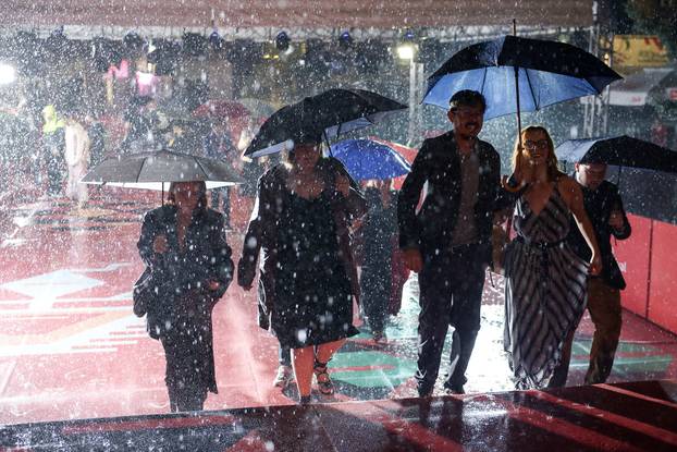 Jaka kiša nije zaustavila filmske zvijezde na crvenom tepihu Sarajevo Film Festivala