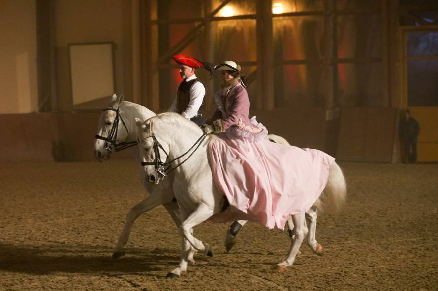 Održan Božićni bal lipicanaca u đakovačkoj Ergeli 