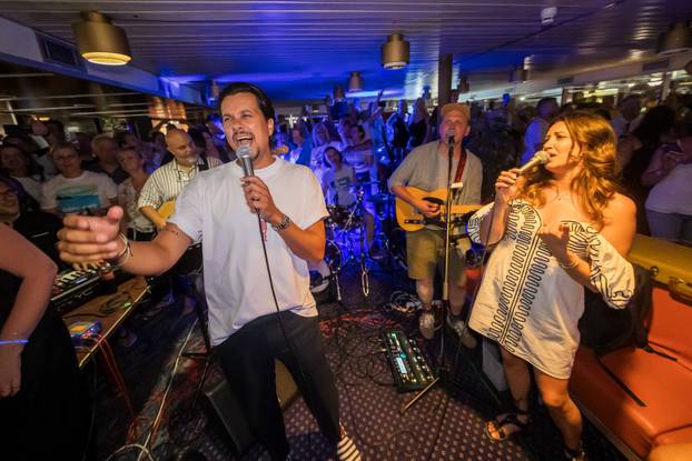 Split: Atmosfera na trajektu koji vozi na koncert Trag u beskraju