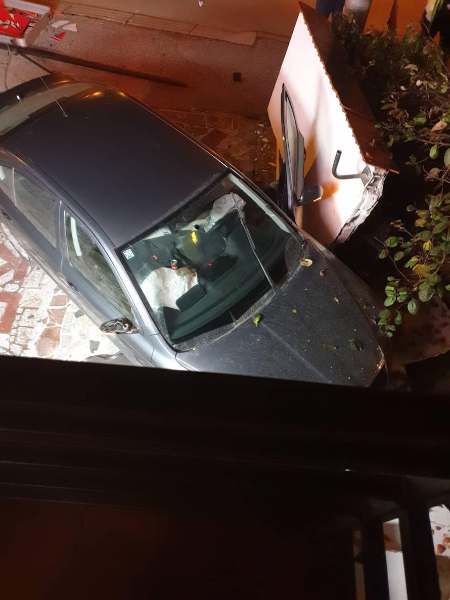 Krš i lom u Velikoj Mlaki: 'Zabio  nam se autom u kuću, pokušao se izvući, ali je zapeo za blok'