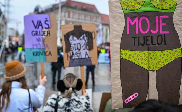 Zagreb: Molitelji i prosvjednici na Trgu bana Jelačića