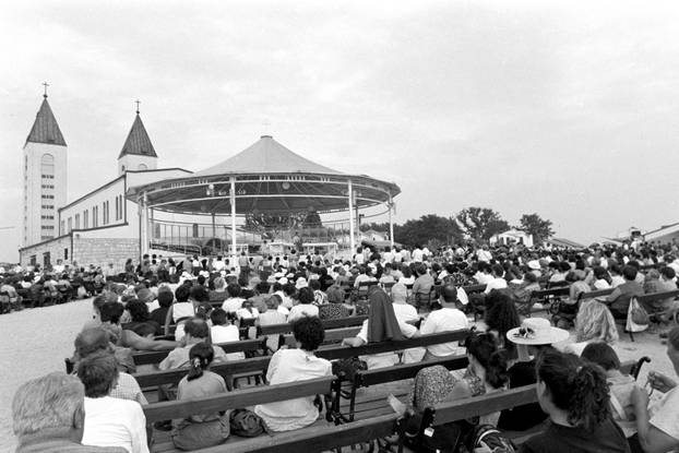 Brojni vjernici na obilježavanju 10. godišnjice ukazanja u Međurgorju, 25.6.1991.