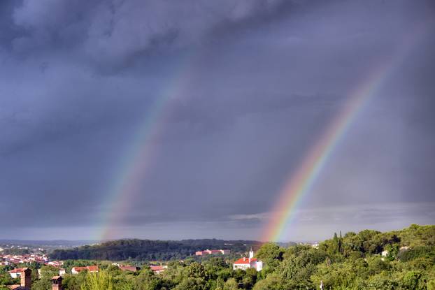 Nad Pulom se pojavila intenzivna duga
