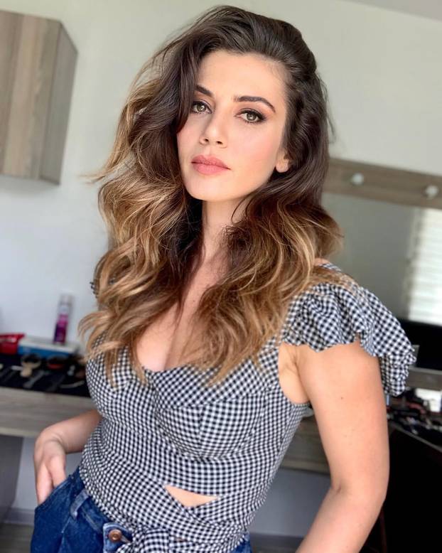 FOTO Životna sapunica turske glumice: Suprug ju uhvatio u vrućem klinču sa svekrom...