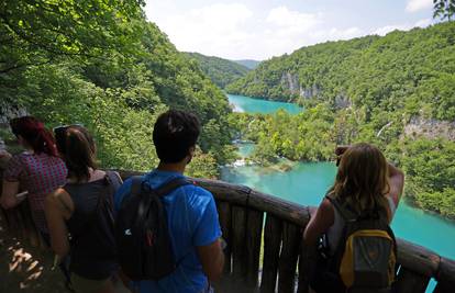 Turisti ljuti što nema pitke vode na Plitvicama pa kupuju boce - 'Dno!' Evo što im kažu iz parka