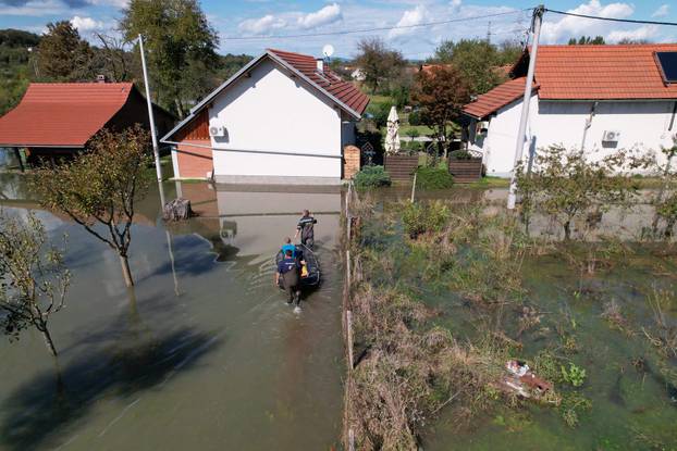 Pogled iz zraka na poplavljeno mjesto  Brodarci kod Karlovca 