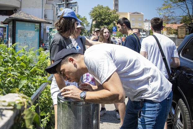 Mostar: Brojni turisti rashladili se u Neretvi