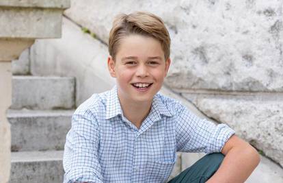 Kraljevska obitelj objavila novu fotografiju princa Georgea
