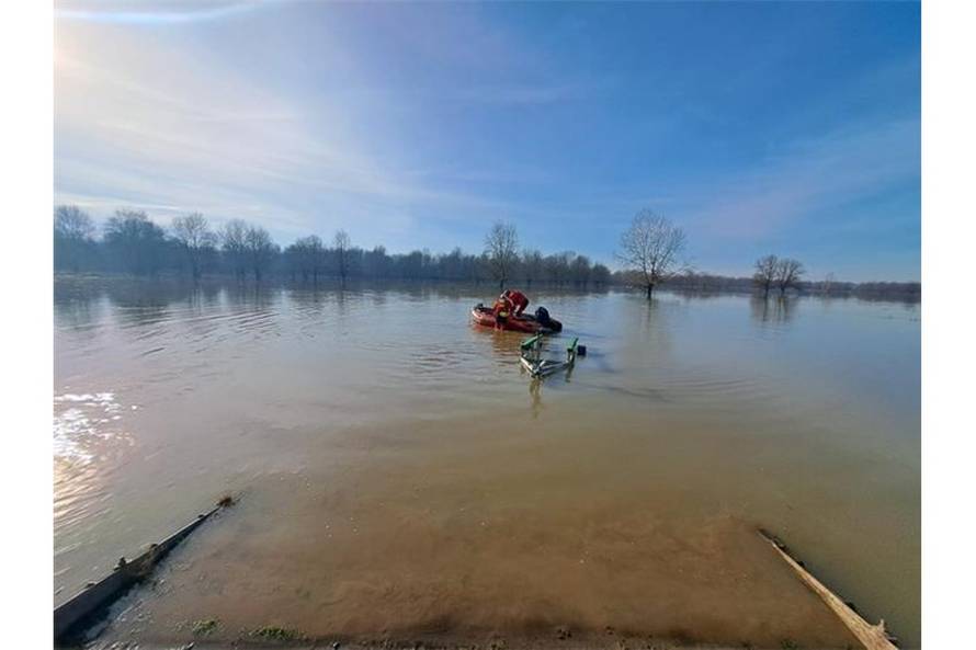 FOTO Policija iz nabujale Save spasila 20 migranata: Ostali zatočeni, nisu mogli do njih