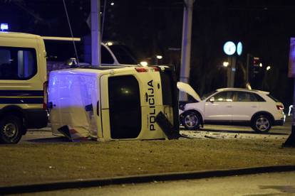 Policijski kombi prevrnuo se na bok: Dvoje ozlijeđenih u Audiju