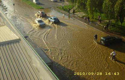 Pukla vodovodna cijev u Osijeku i poplavila križanje