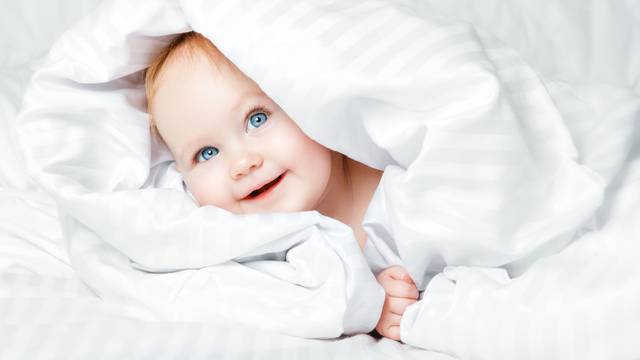 Kada se bebe počinju smijati? Prepoznajte razliku između nesvjesnog osmijeha i pravog