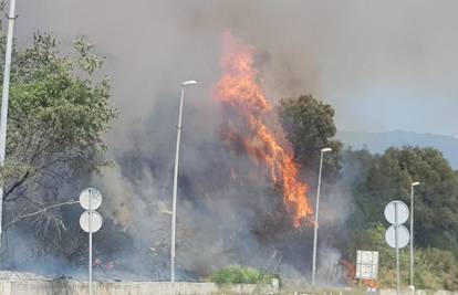 Split: Opet gorjelo na Žnjanu, vatra zahvatila šikaru i barake