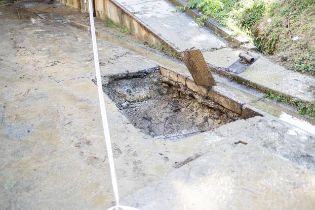 
Zagreb: Pukla cijev, voda prodrla u bolnički podrum u Rockefellerovoj