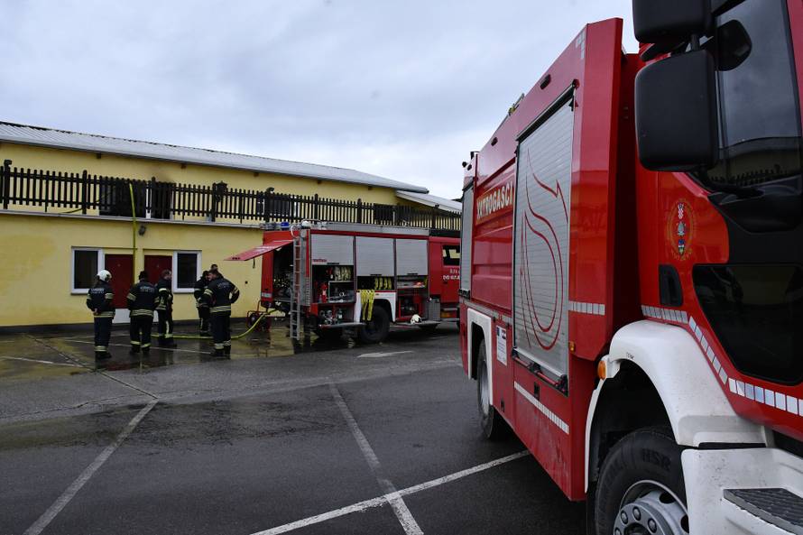 FOTO Gorjelo krovište sale za vjenčanje u Kutjevu, požar gasilo 26 vatrogasaca...