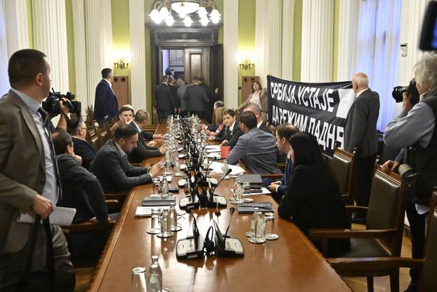 Beograd: Opozicija s transparentima na kolegiju parlamenta kojeg je sazvala Ana Brnabić