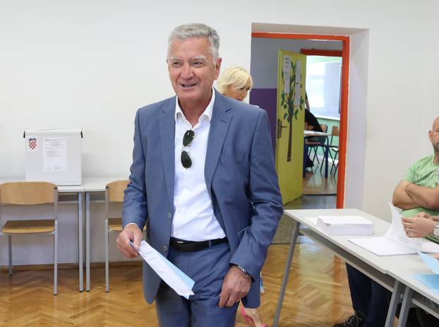 Šibenik: Petar Baranoviæ,kandidat za župana Šibensko-kninske županije glasovao.