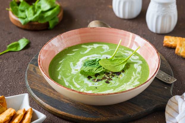 Summer,Spinach,Soup,With,Cream,In,A,Pink,Plate,On