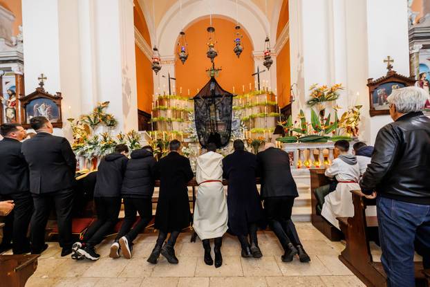 Svirče: Višestoljetna tradicija procesije Za križen