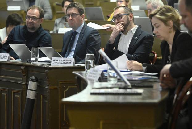 Zagreb: Herman za govornicu u Skupštini izašao s prometnim stupićem, Klisović pomislio da je bazuka