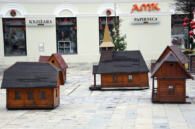 Sisak: Maketa posavskog sela ukrašava prostor kod božićnog drveta