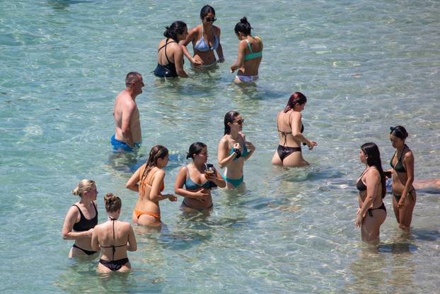 Dubrovnik: Turističke gužve u gradu i spas od vrućine u moru