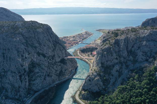 Pogled iz zraka: Spojen most u Omišu, traju zadnje pripreme za svečano otvorenje