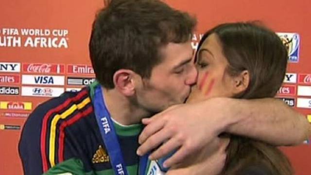 Ljubavni život Ikera Casillasa: Ovako je šokirao sve i poljubio novinarku pred kamerama