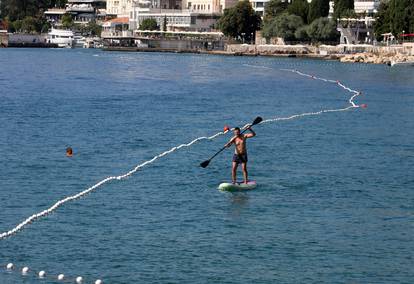 FOTO Vruće u Opatiji: Građani spas potražili na plaži Slatina