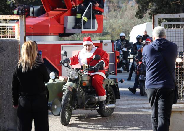 Šibenik:  Motomrazovi tradicionalno u predboži?no vrijeme darivali Centar za odgoj i obrazovanje Šubi?evac