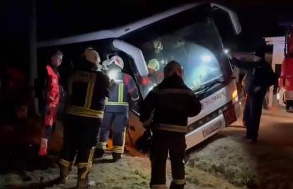 Pijanog vozača iz autobusa su izvlačili vatrogasci. Mještani: 'Nije vozio ni stotinu metara'