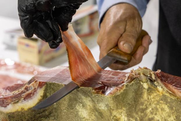 Otvoren 17. Internacionalni sajam pršuta u Tinjanu