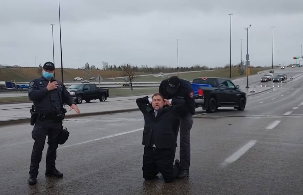 VIDEO Policajcima vikao da su nacisti, kanadskog pastora na ulici uhitili zbog kršenja mjera