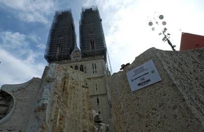 Zagreb: Dijelovi katedrale raspoređeni po tlu ispred katedrale 