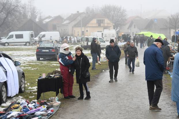 Koprivnica: Zimski uvjeti smanjili broj prodavača na koprivničkom buvljaku