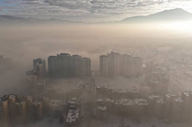 Pogled iz zraka na Sarajevo obavijeno maglom i smogom