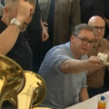 Vučić uz pivo i četničku pjesmu slavio otvorenje autoceste: 'Daj mi neki dinar da platim muziku'