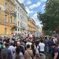 U&Zcaron;IVO Prosvjednici krenuli prema Trgu. Pogledajte kolonu