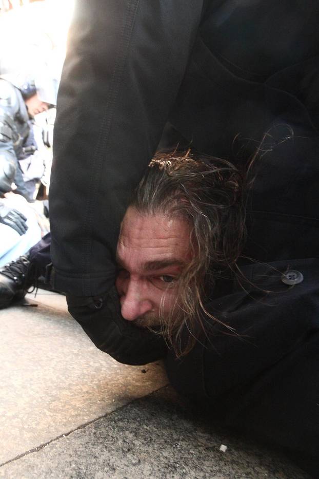 ARHIVA: Zagreb: Na prosvjedu protiv EU policija grubo privela nekolicinu prosvjednika