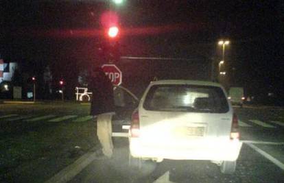 Sila ne pita: Vozač urinirao dok je stajao na semaforu