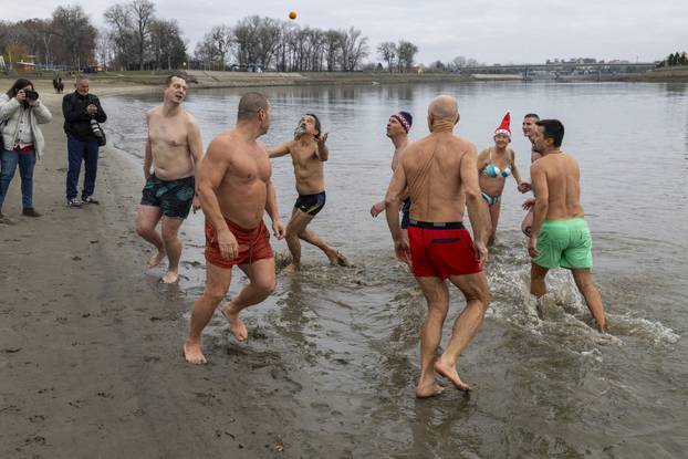 Osijek: Tradicionalno kupanje i picigin u rijeci Dravi
