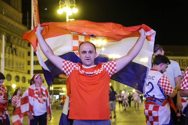 Zagreb: Navijači zauzeli mjesta unatoč tome što utakmice između Hrvatske i Portugala počinje u jedan sat