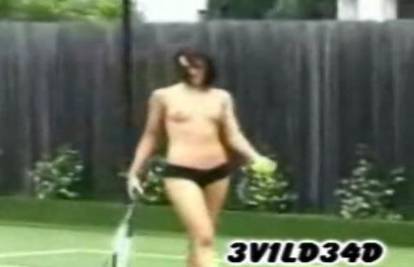 Komadi se uživaju znojiti "igrajući" tenis u toplesu