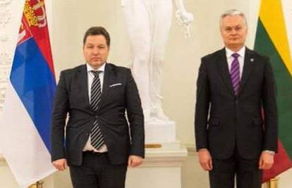 Prvo dugme Srbije: Ambasador je zbog odijela postao senzacija