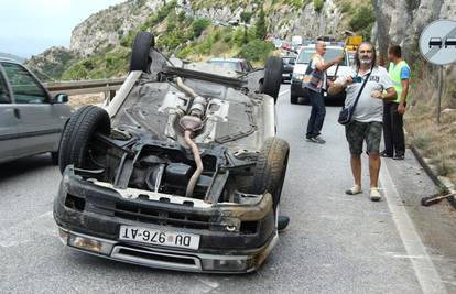 Dubrovnik: Udario u stijenu uz cestu pa se prevrnuo na krov