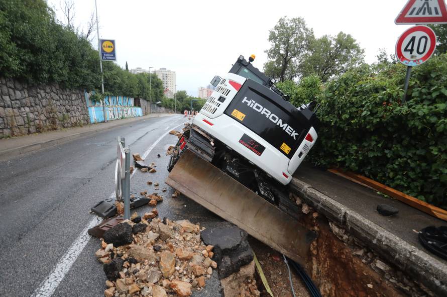 Rijeka: Zemja i kamenje na cesti u Vukovarskoj ulici